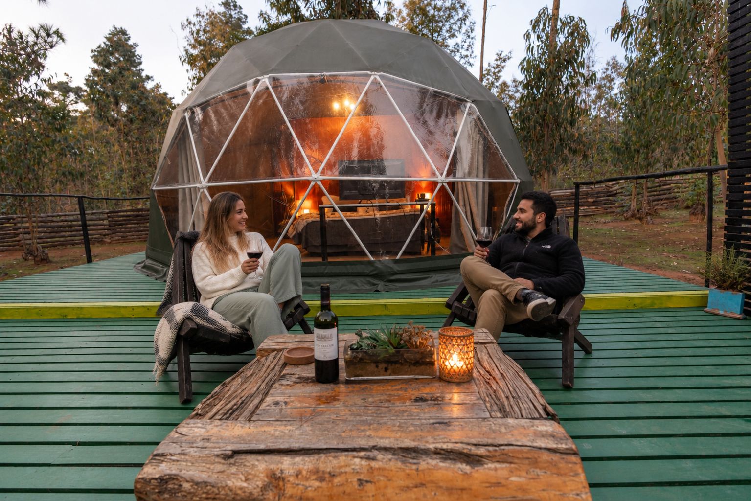 Pareja disfrutando una terraza de Bosques de San José